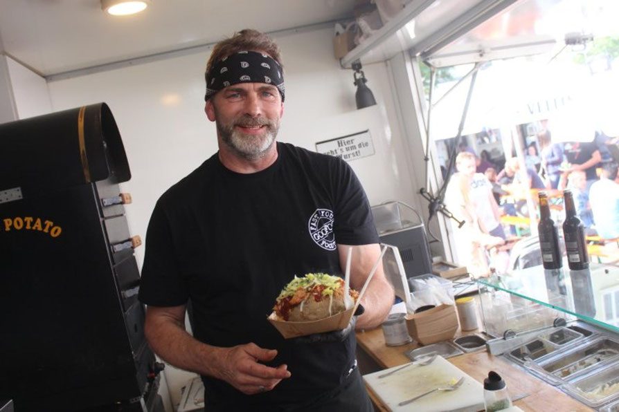 Jürgen Busch von GOODFOOD Foodtrucks mit einem Kumpir